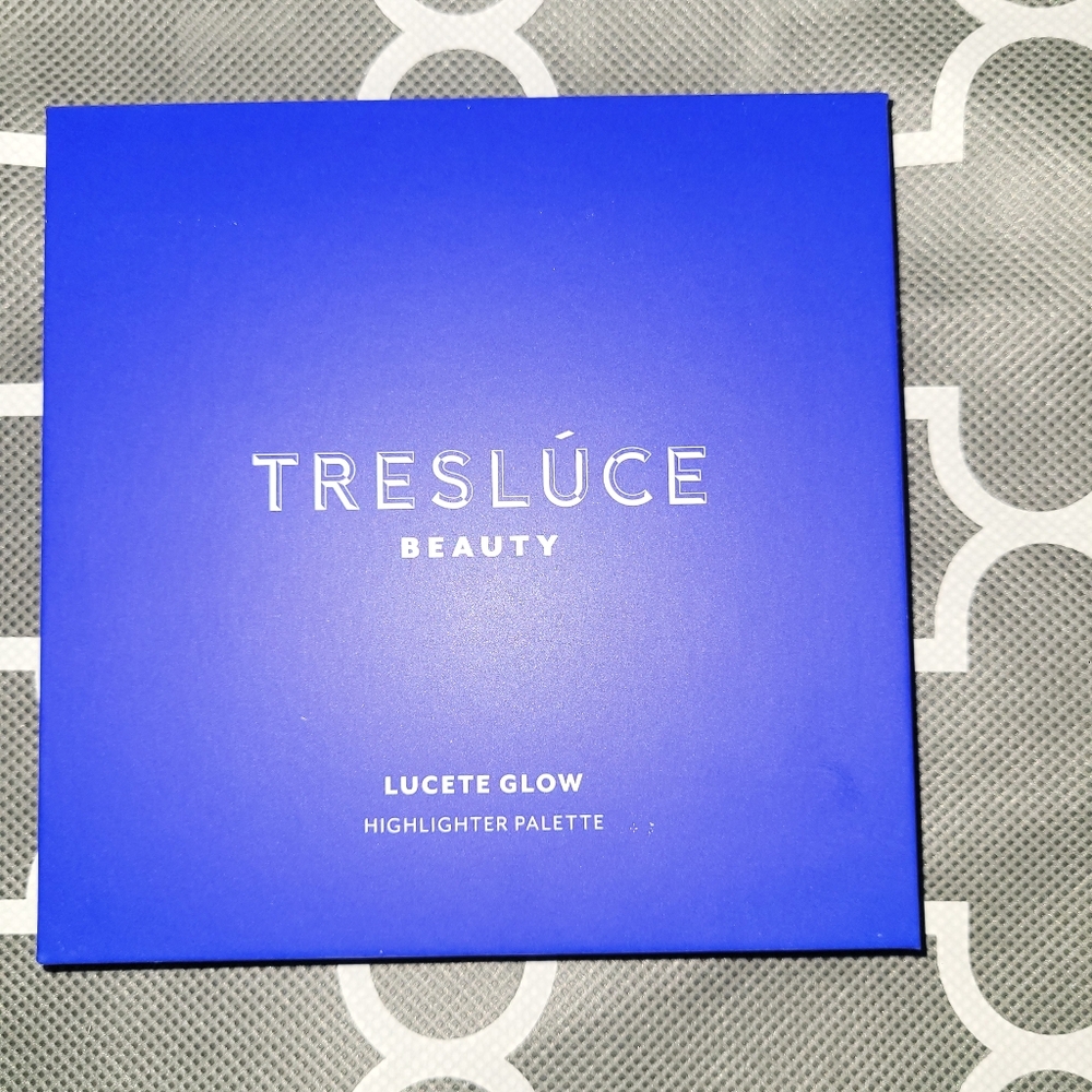 Tresluce glow highlighter palette